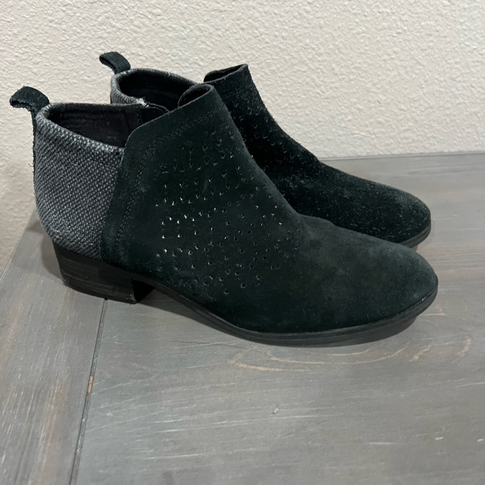 Toms Black Ankle Booties with Suede Finish Size: 7